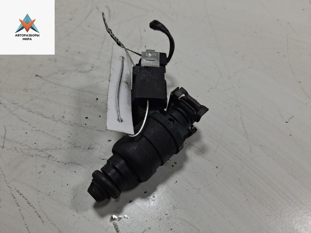 форсунка Audi A3 8L 1997, 1.6 л., бензин, МКПП, чёрный, хетчбэк 3 дв., 037906031AA - фото №1