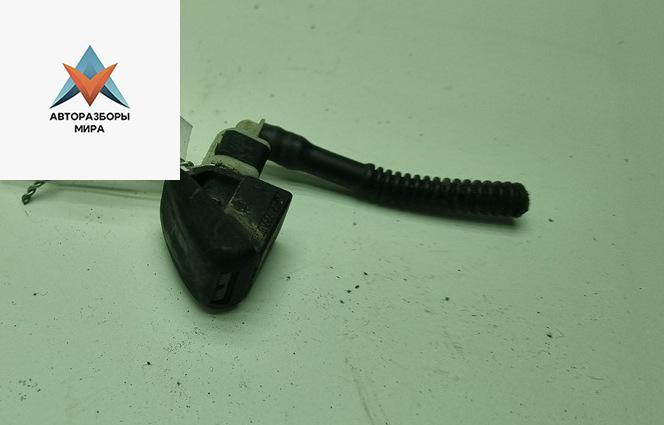 форсунка омывателя лобового стекла Skoda Fabia 2 поколение (5J) 2009, 1.2 л., бензин, МКПП, красный, универсал, 5J0955985 - фото №1