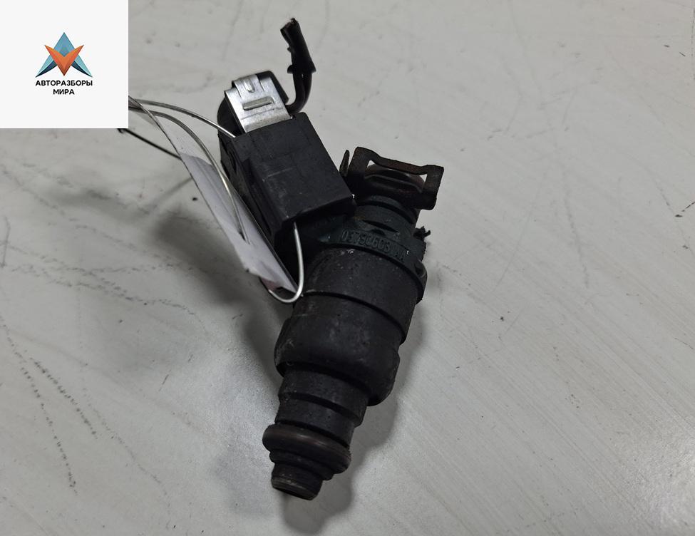 форсунка Audi A3 8L 1997, 1.6 л., бензин, МКПП, чёрный, хетчбэк 3 дв., 037906031AA - фото №1