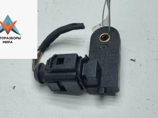 Датчик (включатель) стоп-сигнала Volkswagen Caddy 3 поколение 2007, 1.4 л., бензин, МКПП, красный, фургон, 1K0945459A