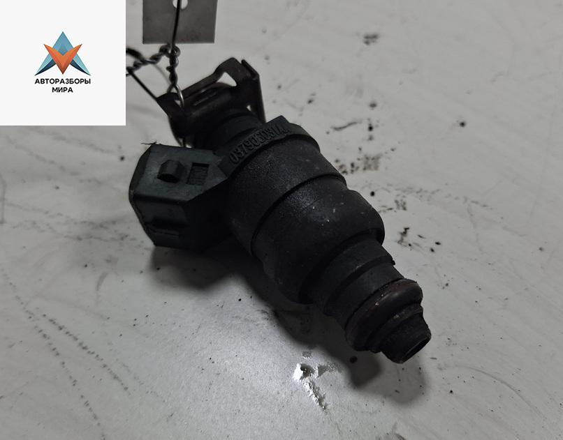 форсунка Audi A3 8L 1997, 1.6 л., бензин, МКПП, чёрный, хетчбэк 3 дв., 037906031AA - фото №1