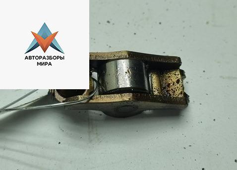 коромысло клапана (рокер) Volkswagen Golf 4 поколение 2002, 1.4 л., бензин, МКПП, чёрный, хетчбэк 5 дв. - фото №1