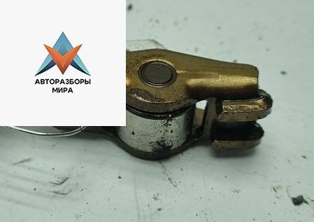 коромысло клапана (рокер) Volkswagen Golf 4 поколение 2002, 1.4 л., бензин, МКПП, чёрный, хетчбэк 5 дв. - фото №1
