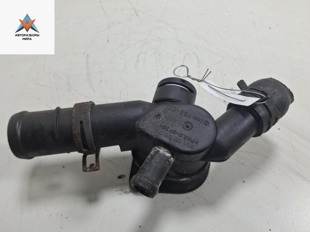 фланец (тройник) системы охлаждения Audi A3 8L 1997, 1.6 л., бензин, МКПП, чёрный, хетчбэк 3 дв., 06A121133D - фото №1