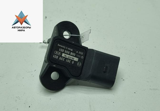 датчик абсолютного давления Volkswagen Golf 4 поколение 2002, 1.4 л., бензин, МКПП, чёрный, хетчбэк 5 дв., 06B906051 - фото №1