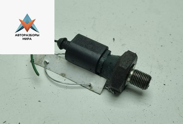 датчик давления масла Volkswagen Golf 4 поколение 2002, 1.4 л., бензин, МКПП, чёрный, хетчбэк 5 дв. - фото №1