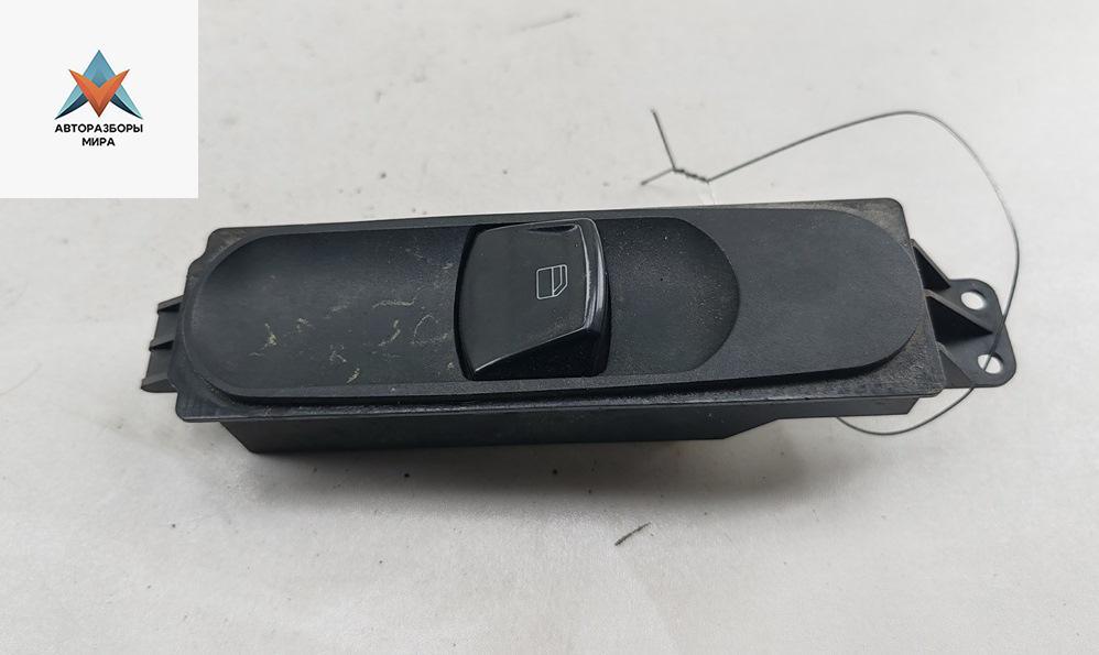 кнопка стеклоподъемника переднего правого Volkswagen Crafter 1 поколение 2007, 2.5 л., дизель, МКПП, белый, микроавтобус, 9065450913 - фото №1