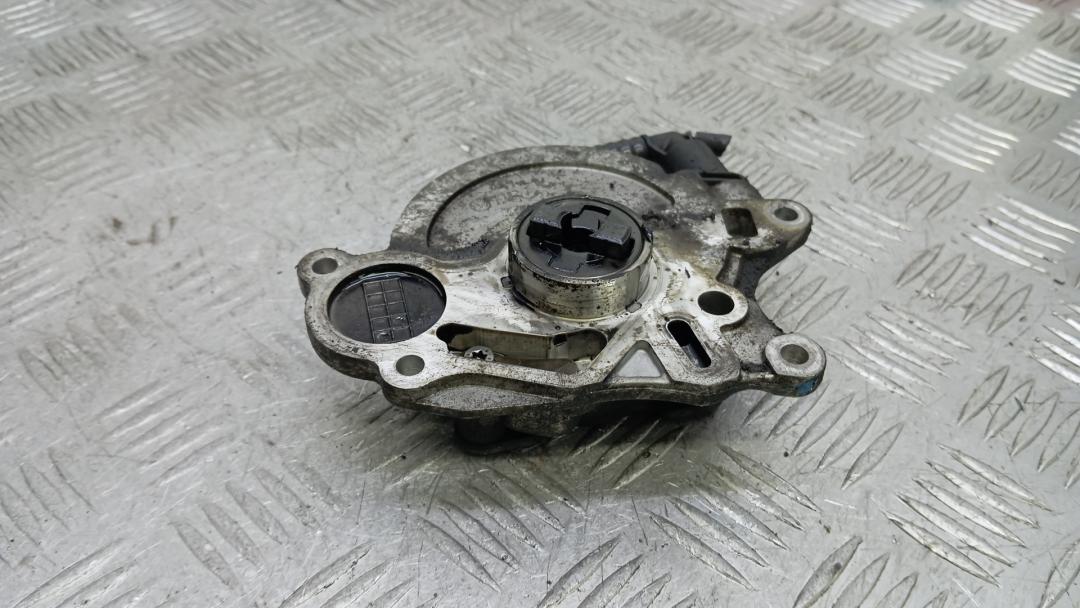 насос вакуумный Skoda Superb 2 поколение 2010, 2.0 л., дизель, МКПП, хетчбэк 5 дв., 03L100D - фото №1