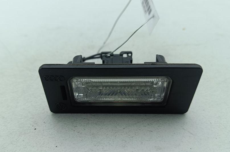 подсветка номера Volkswagen Passat B6 2008, 1.9 л., дизель, МКПП, красный, универсал, 8T0943021