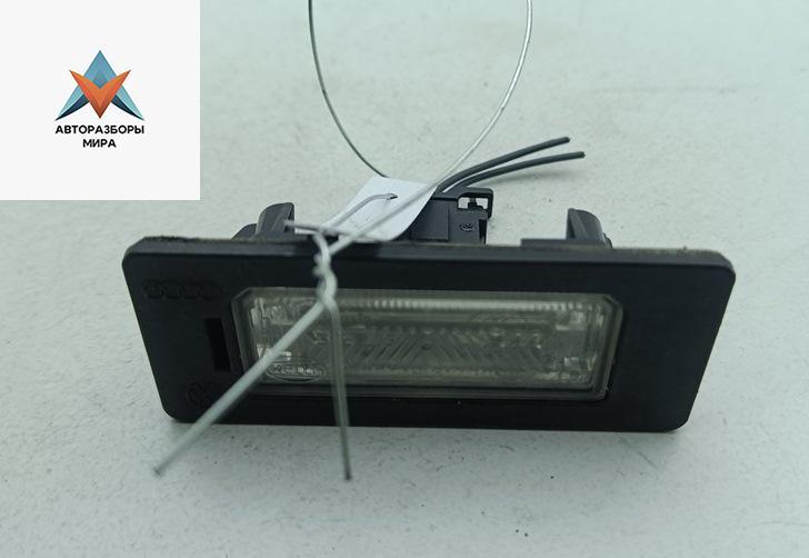 подсветка номера Volkswagen Passat B6 2008, 2.0 л., дизель, АКПП, чёрный, универсал, 8T0943021 - фото №1