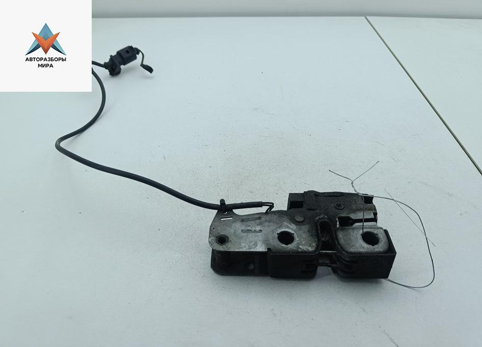 замок капота Volkswagen Passat B6 2008, 2.0 л., дизель, МКПП, чёрный, универсал, 3C1823509D - фото №1