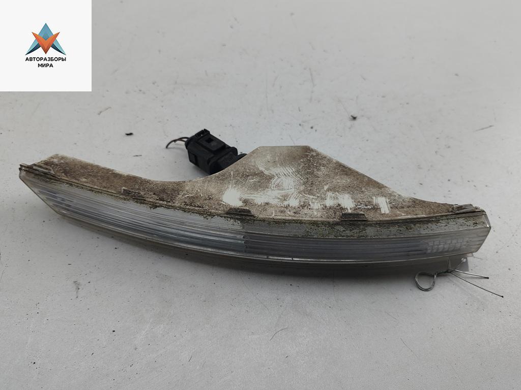 Поворотник (указатель поворота) правый Volkswagen Passat B6 2008, 2.0 л., дизель, АКПП, чёрный, универсал, 3C0953042L - фото №1
