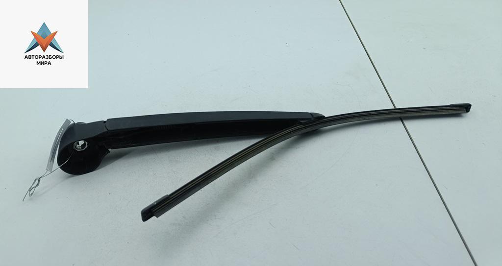 Щеткодержатель (поводок стеклоочистителя) задний Skoda Fabia 2 поколение (5J) 2009, 1.2 л., бензин, МКПП, красный, универсал - фото №1