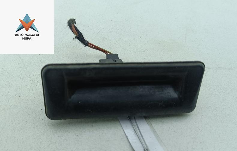 кнопка открытия багажника Skoda Fabia 2 поколение (5J) 2009, 1.2 л., бензин, МКПП, красный, универсал, 5J0827229 - фото №1