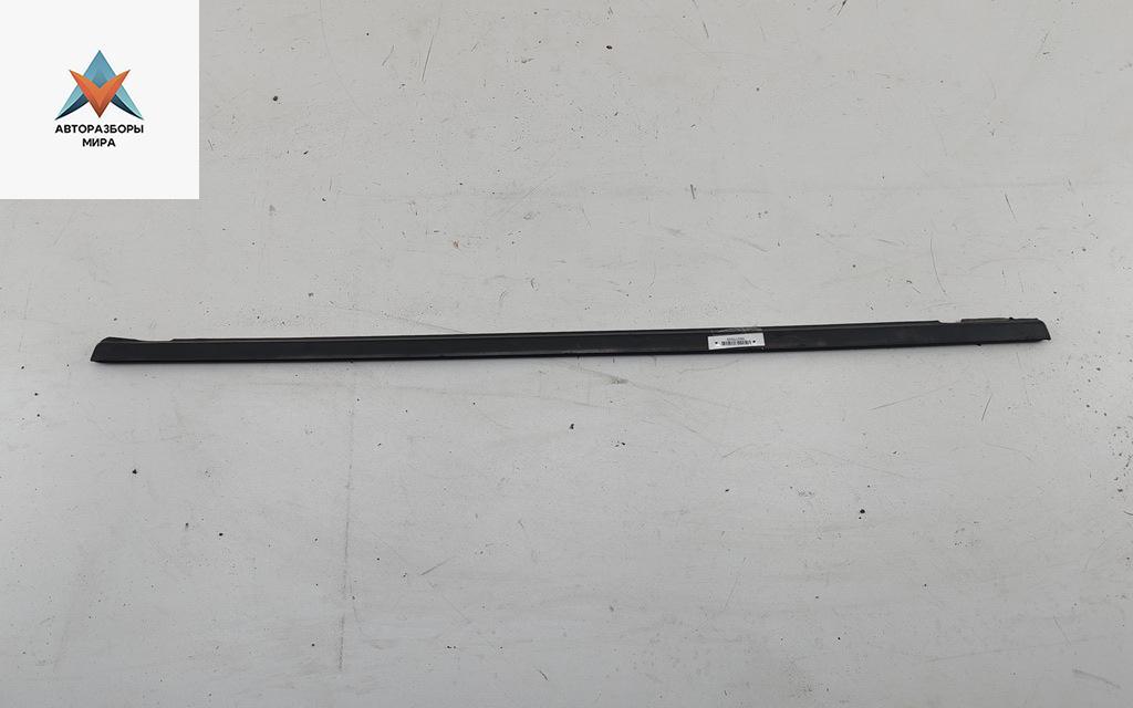 Молдинг стекла двери задней левой наружный Volkswagen Passat B3 1993, 1.8 л., бензин, МКПП, серый, универсал - фото №1