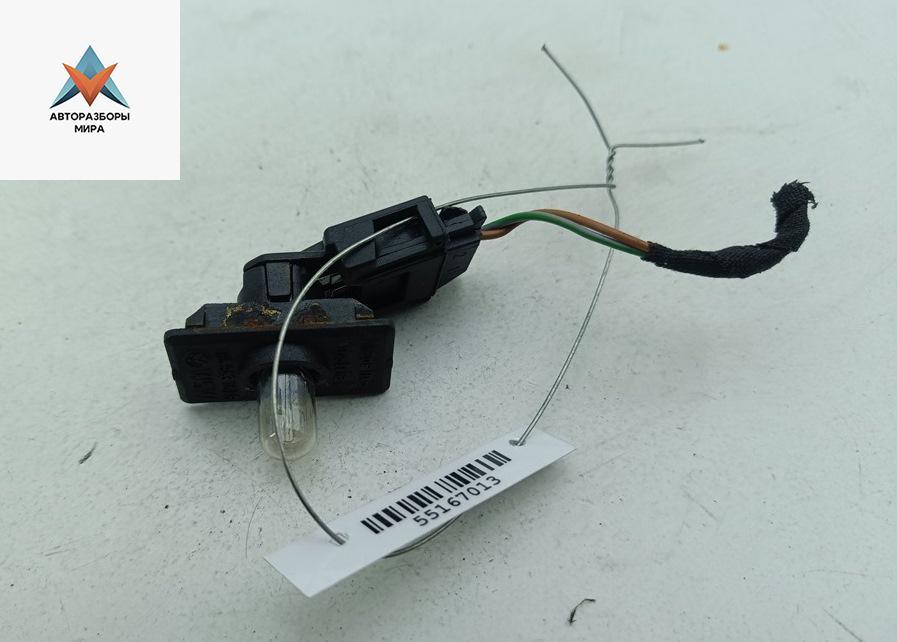 подсветка номера Volkswagen Golf 3 поколение 1995, 1.8 л., бензин, АКПП, синий, хетчбэк 3 дв., 1H6943167B - фото №1