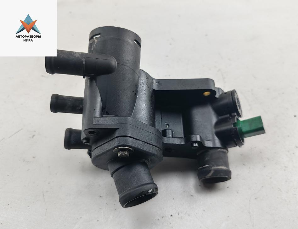 корпус термостата Volkswagen Golf 4 поколение 2000, 1.4 л., бензин, МКПП, серый, хетчбэк 5 дв., 032121111 - фото №1