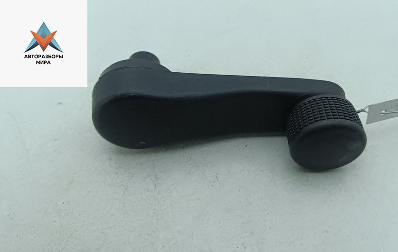 ручка стеклоподъемника Volkswagen Passat B4 1995, 1.6 л., бензин, МКПП, синий, универсал, 3A0837581 - фото №1