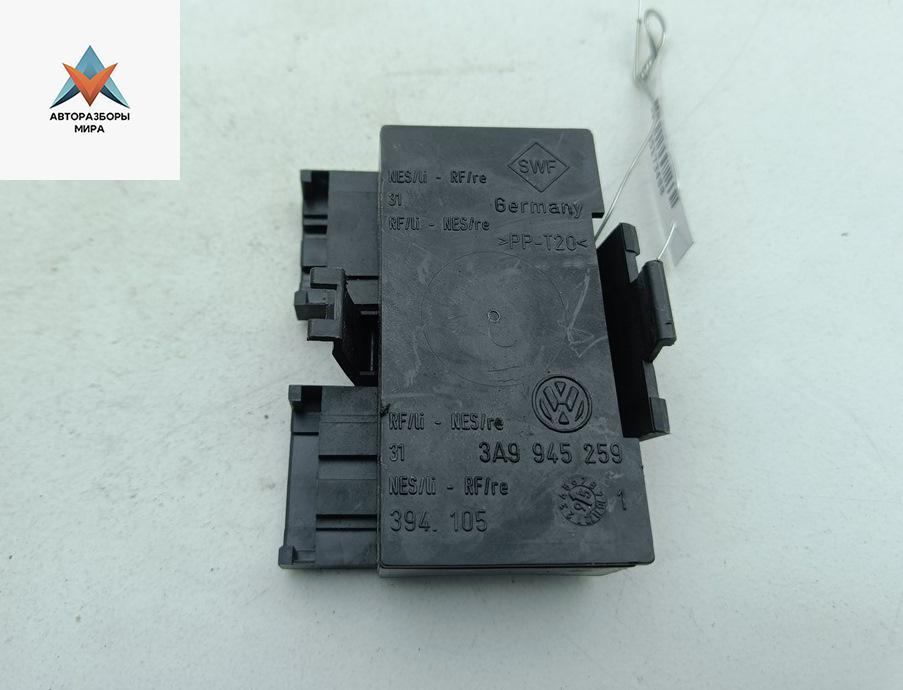 панель заднего левого фонаря Volkswagen Passat B4 1995, 1.6 л., бензин, МКПП, синий, универсал, 3A9945259 - фото №1