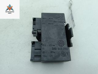 панель заднего левого фонаря Volkswagen Passat B4 1995, 1.6 л., бензин, МКПП, синий, универсал, 3A9945259