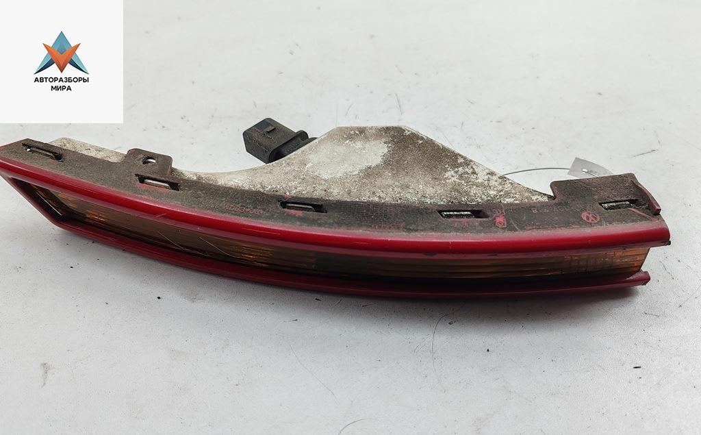 Поворотник (указатель поворота) правый Volkswagen Passat B6 2008, 1.9 л., дизель, МКПП, красный, универсал, 3C0953042J - фото №1