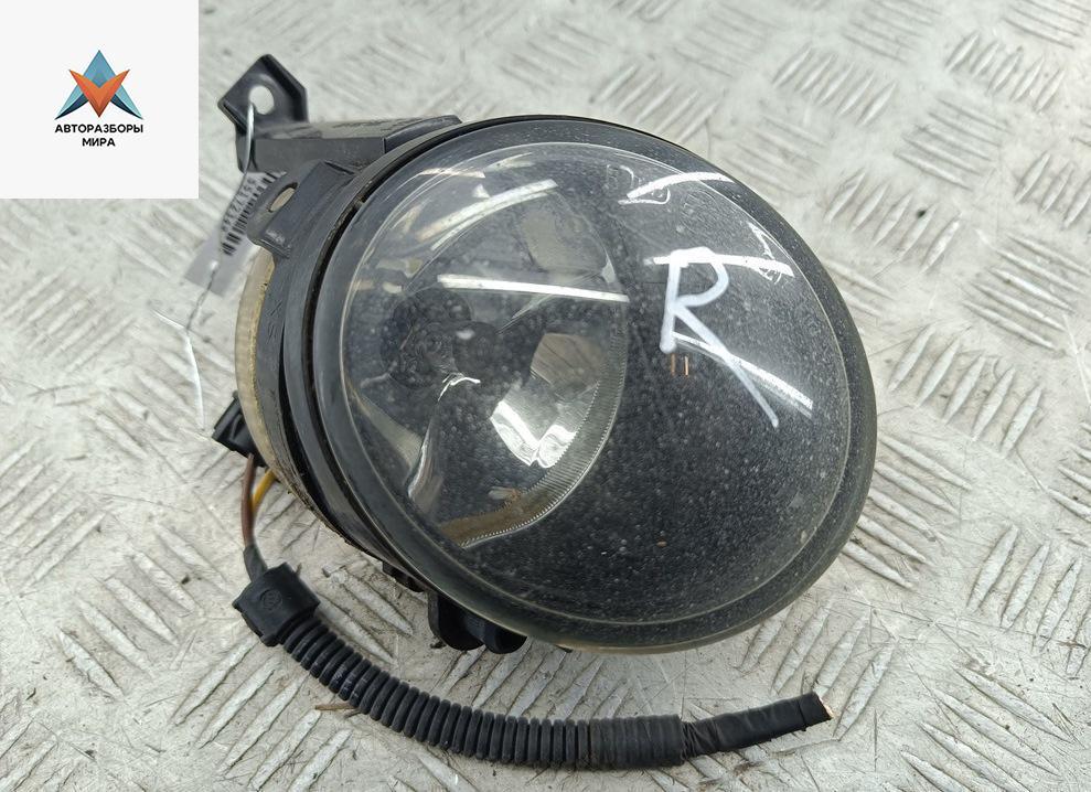 фара противотуманная правая Volkswagen Caddy 3 поколение 2005, 2.0 л., дизель, МКПП, белый, фургон - фото №1