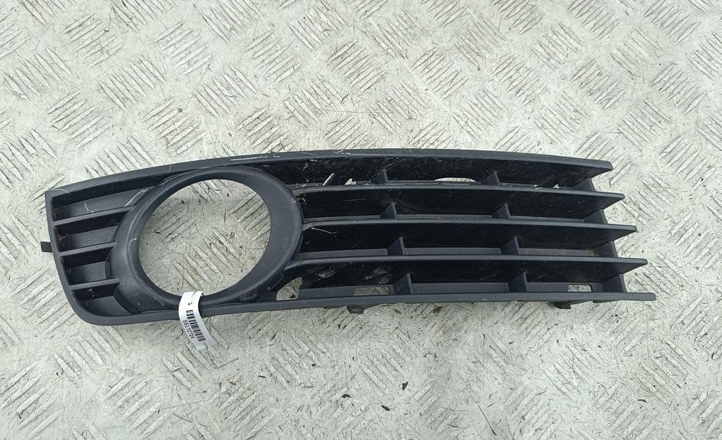 рамка фары противотуманной правой Audi A4 B6 2001, 2.0 л., бензин, МКПП, серый, седан, 8E0807682A