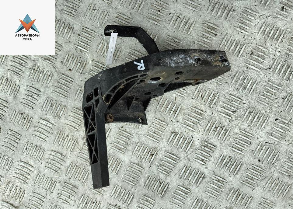 кронштейн переднего бампера Audi A6 4B/C5 1999, 2.4 л., бензин, АКПП, серый, универсал, 4B0949106B - фото №1