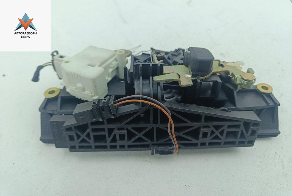 ручка крышки багажника Audi A6 4B/C5 1998, серый, седан, 4B0827565 - фото №1