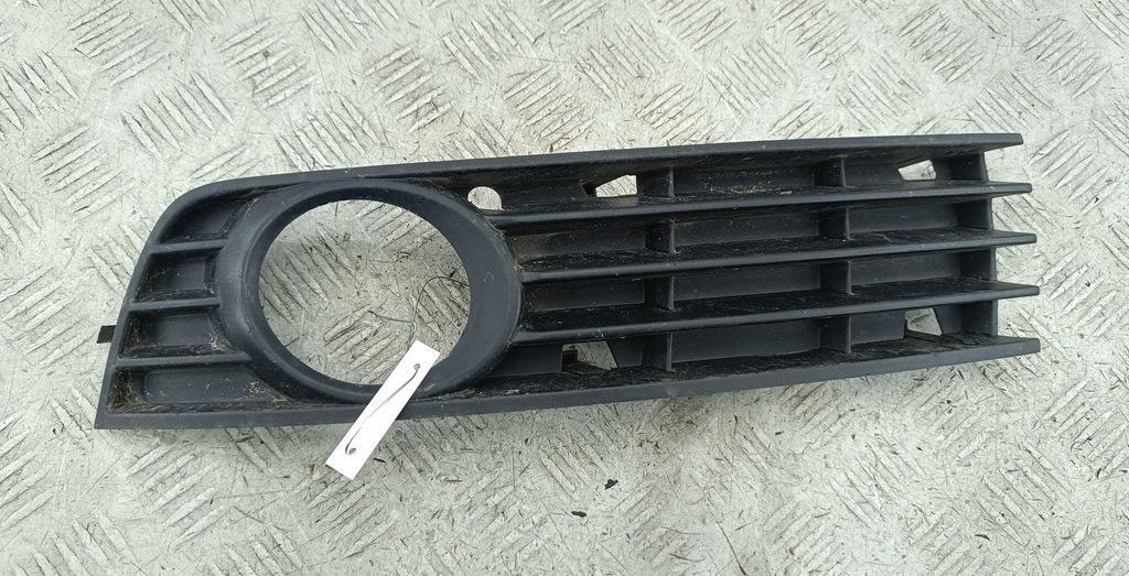 рамка фары противотуманной левой Audi A4 B6 2001, 2.0 л., бензин, МКПП, серый, седан, 8E0807881A