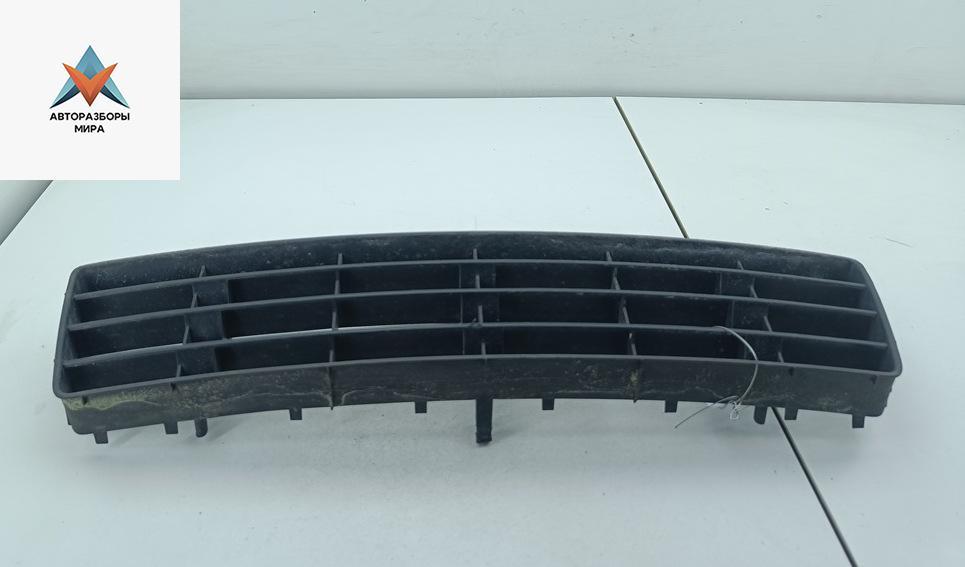 заглушка (решетка) в бампер Audi A6 4B/C5 1998, 2.8 л., бензин, АКПП, серый, седан, 4B0807683F - фото №1