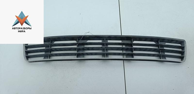 заглушка (решетка) в бампер Audi A4 B5 1995, 1.8 л., бензин, МКПП, зелёный, седан, 8D0807683 - фото №1
