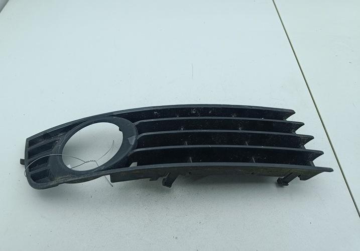 рамка фары противотуманной правой Audi A4 B6 2003, 2.4 л., бензин, АКПП, серый, универсал, 8E0807682