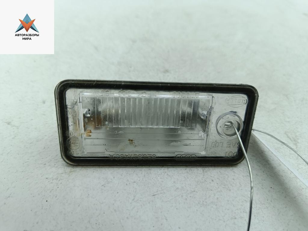 подсветка номера Audi A6 4F/C6 2004, 2.4 л., бензин, АКПП, серый, седан, 8E0807430B - фото №1