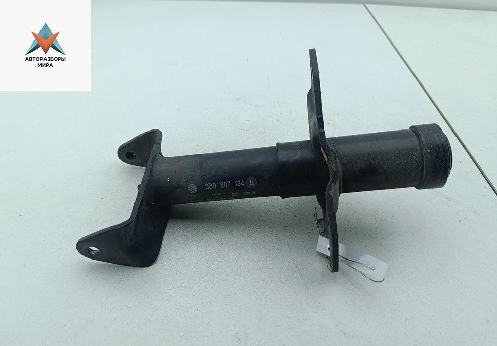 кронштейн переднего бампера Volkswagen Passat B5 1999, 1.6 л., бензин, МКПП, синий, универсал, 3B0807134A - фото №1