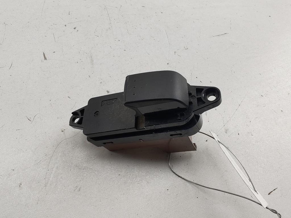 кнопка стеклоподъемника заднего правого Mazda 6 GG/GY 2005, 2.0 л., бензин, МКПП, чёрный, хетчбэк 5 дв., GP9G66380