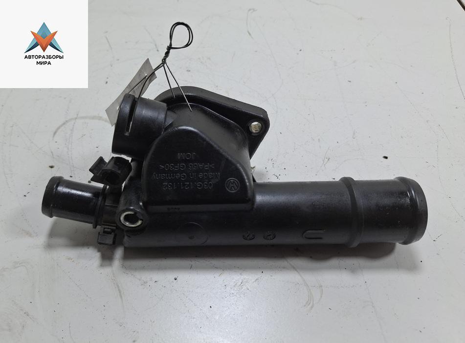 фланец (тройник) системы охлаждения Volkswagen Passat B6 2007, 2.0 л., дизель, АКПП, синий, универсал, 03G121132 - фото №1