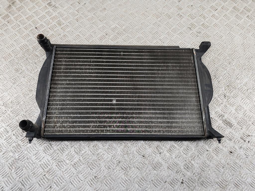 радиатор охлаждения Audi A4 B6 2001, 1.8 л., Ti, бензин, МКПП, чёрный, седан, 8E0121251