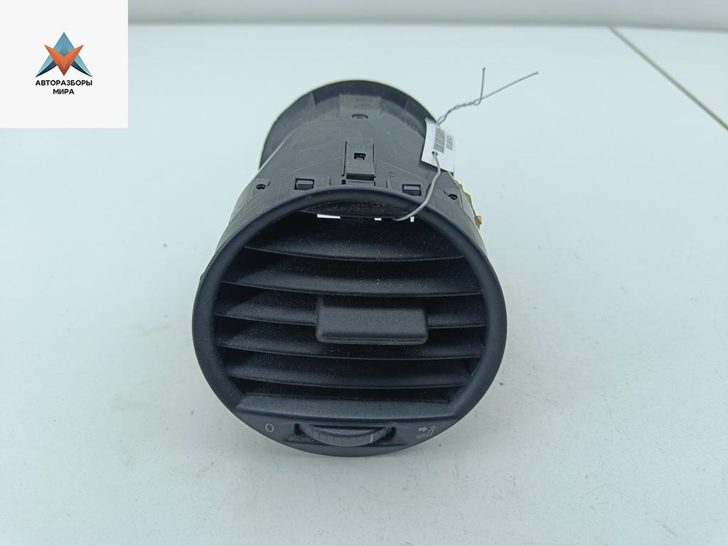 дефлектор обдува салона Volkswagen Caddy 3 поколение 2005, 2.0 л., дизель, МКПП, белый, фургон, 2K0819703B - фото №1