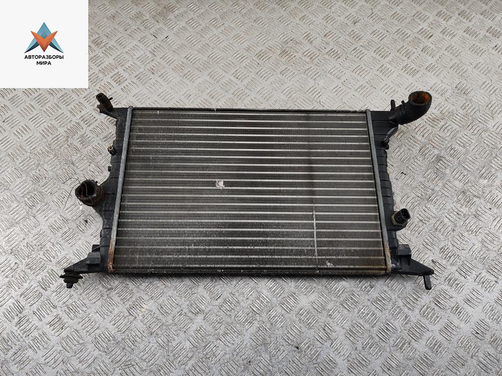 радиатор охлаждения Opel Vectra B 1995, 1.6 л., бензин, МКПП, красный, седан - фото №1