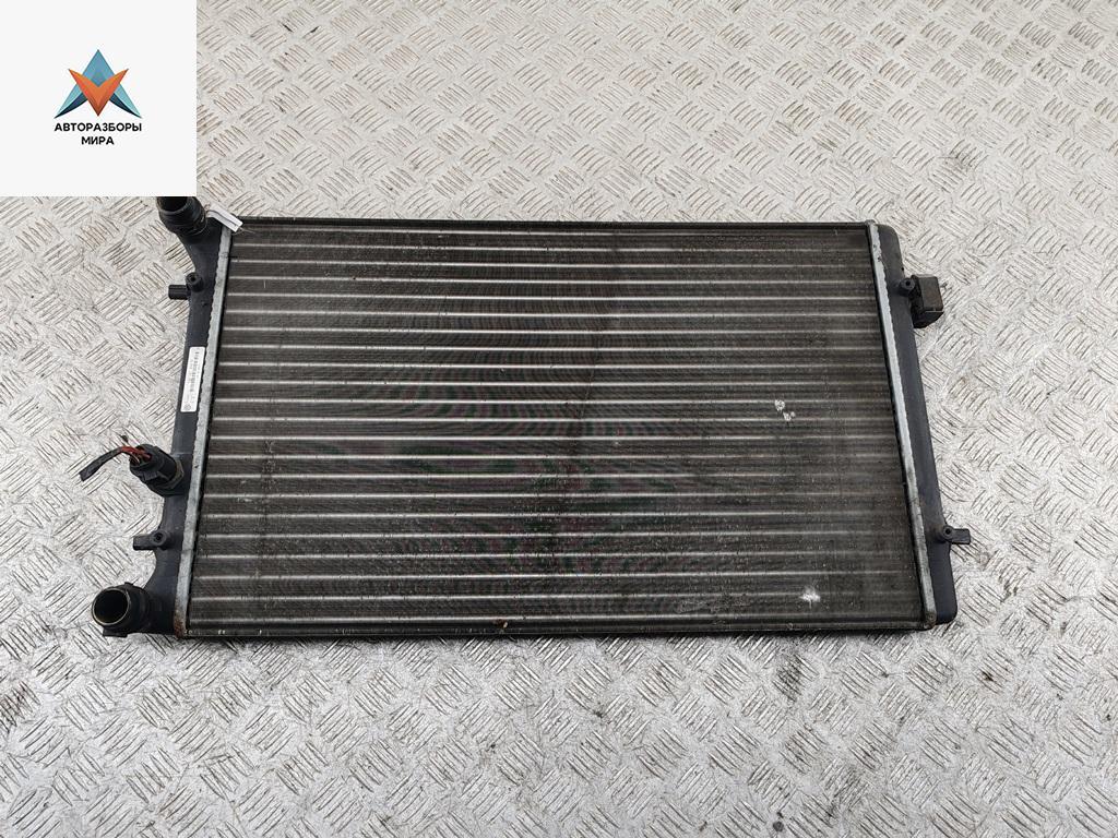 радиатор охлаждения Volkswagen Golf 4 поколение 2002, 1.4 л., бензин, МКПП, чёрный, хетчбэк 5 дв., 1J0121253N - фото №1