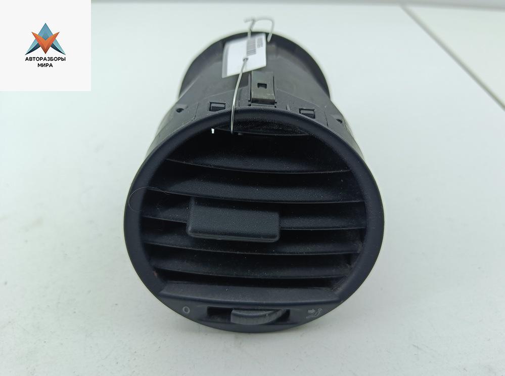 дефлектор обдува салона Volkswagen Caddy 3 поколение 2005, 2.0 л., дизель, МКПП, белый, фургон, 2K0819703B - фото №1