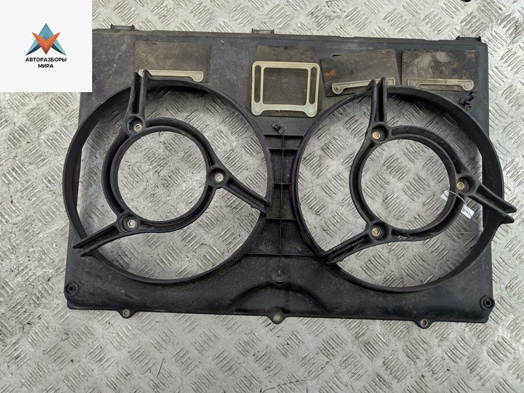 диффузор вентилятора Audi A6 4A/C4 1997, 1.8 л., бензин, МКПП, серый, универсал - фото №1