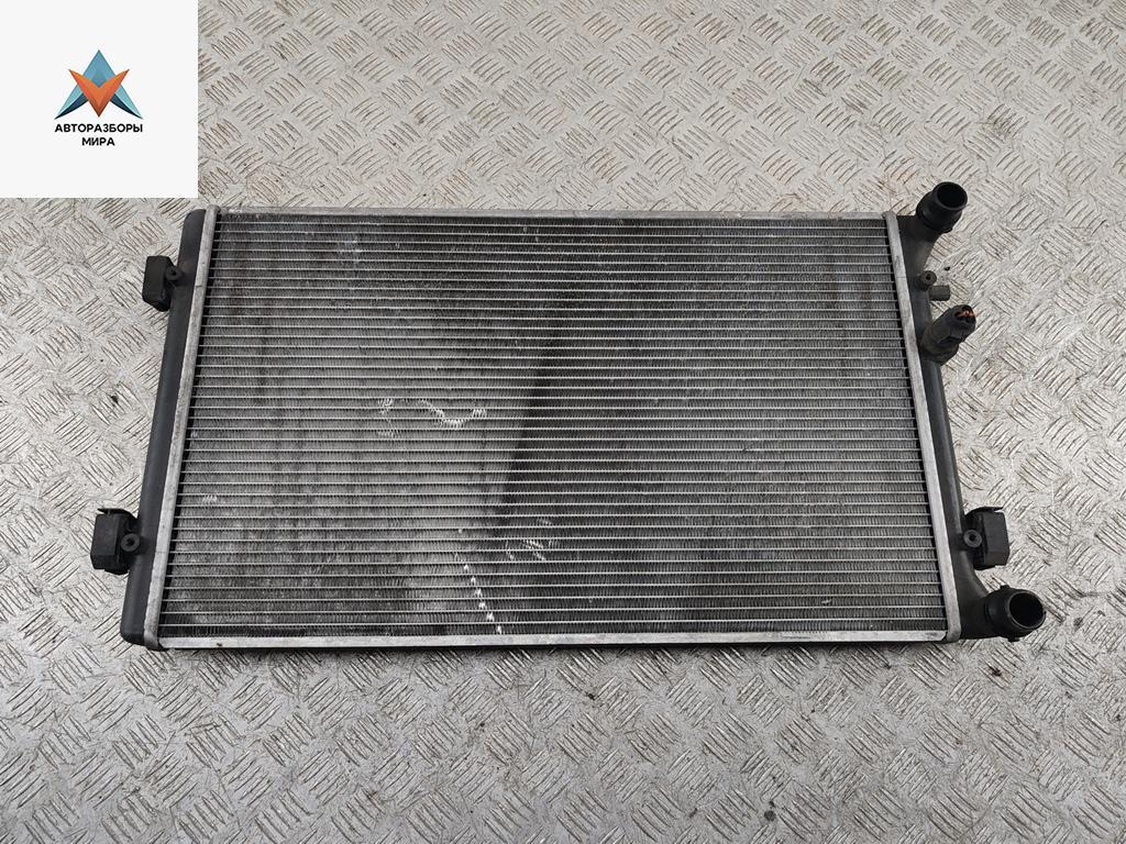 радиатор охлаждения Volkswagen Golf 4 поколение 2001, 1.6 л., бензин, МКПП, чёрный, хетчбэк 5 дв. - фото №1