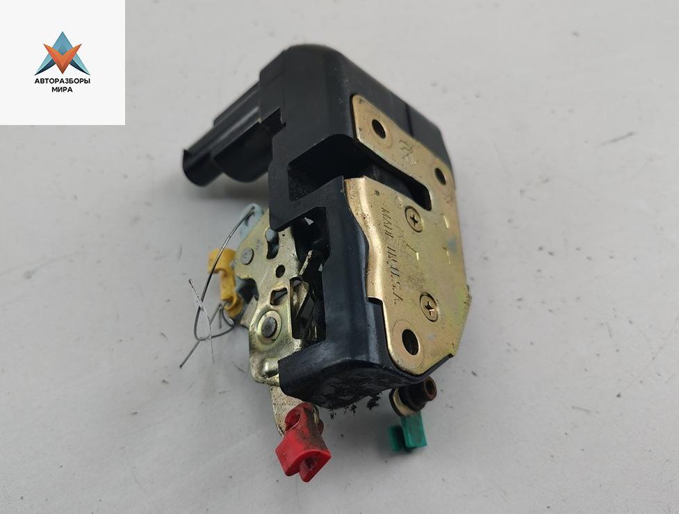 замок двери передней левой Chrysler Voyager 3 поколение 1999, 3.3 л., бензин, АКПП, синий, минивэн - фото №1