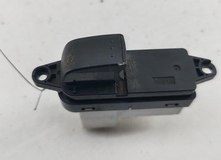 кнопка стеклоподъемника заднего левого Mazda 6 GG/GY 2006, 2.0 л., бензин, МКПП, чёрный, универсал, GP9F66380
