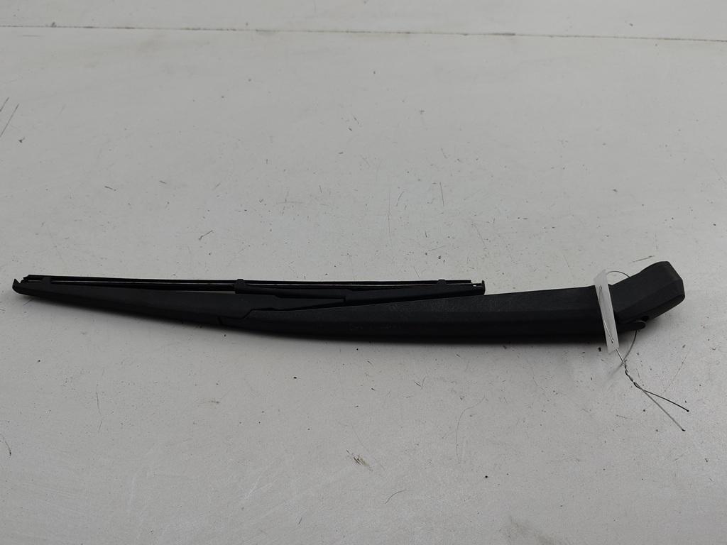 Щеткодержатель (поводок стеклоочистителя) задний Mazda 6 GG/GY 2006, 2.0 л., бензин, МКПП, чёрный, универсал, G21B-67-421