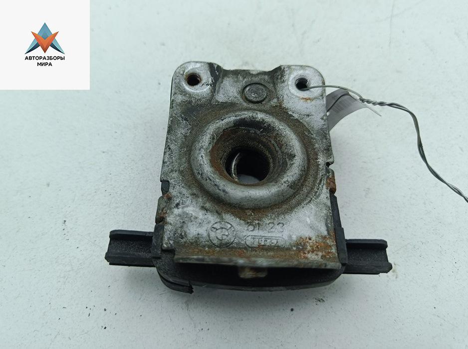 замок капота BMW 5 серия E39 1998, 2.0 л., бензин, МКПП, синий, универсал, 5123 - фото №1