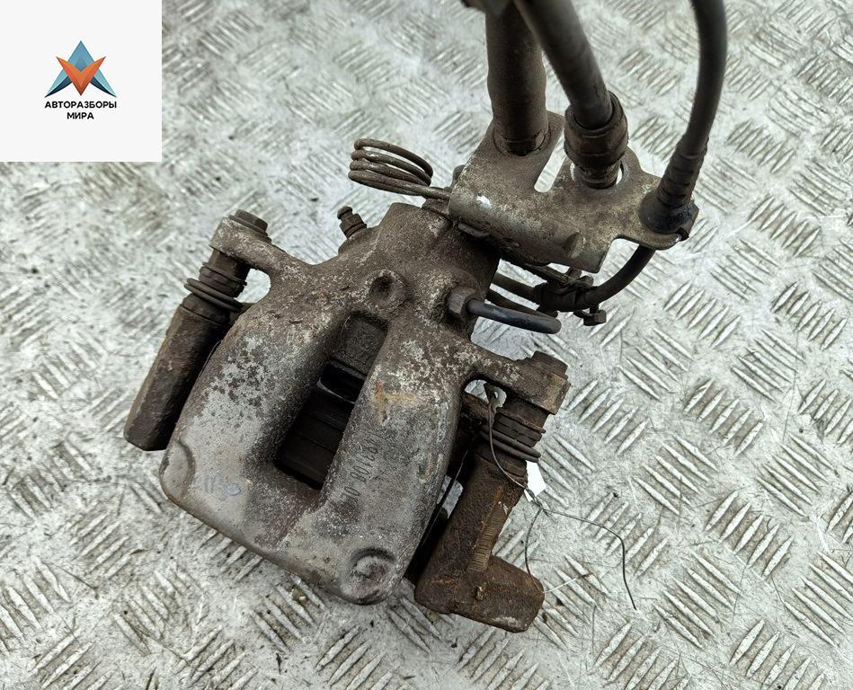 суппорт задний левый Volkswagen Caddy 3 поколение 2006, 1.9 л., дизель, АКПП, серый, фургон - фото №1