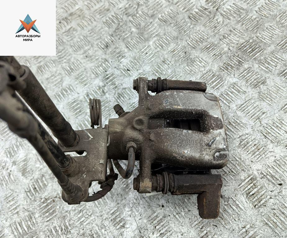 суппорт задний правый Volkswagen Caddy 3 поколение 2006, 1.9 л., дизель, АКПП, серый, фургон - фото №1